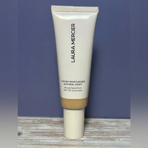 Laura Mercier Natural Dewy Tinted Moisturizer SPF 30 - 3C Fawn - Picture 7 of 12